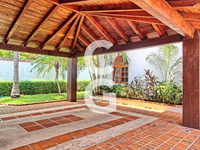 Casa en Venta en Cancun en Sm 43 con Enorme Alberca y 3 Recamaras