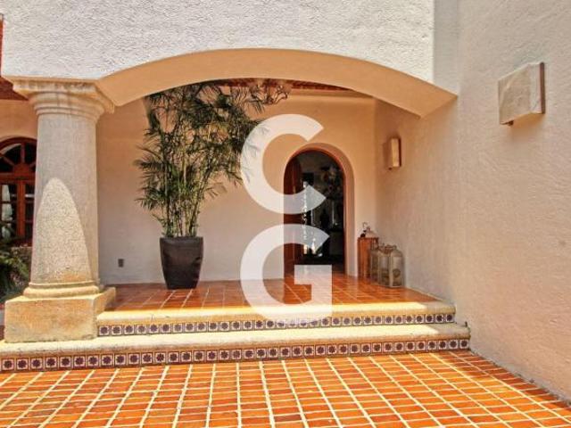 Casa en Venta en Cancun en Sm 43 con Enorme Alberca y 3 Recamaras