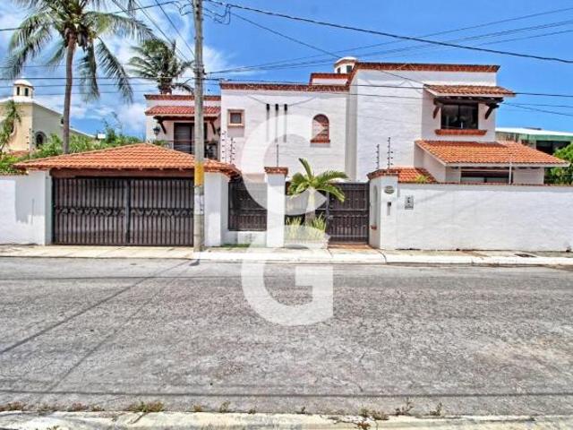 Casa en Venta en Cancun en Sm 43 con Enorme Alberca y 3 Recamaras