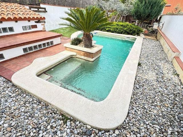 Villa en venta en Castellví De La Marca