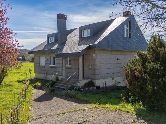 Villa en venta en Castro Caldelas, A Estrada