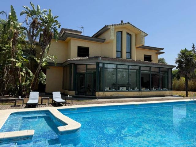 Casa en venta en Gelves, Andalucía