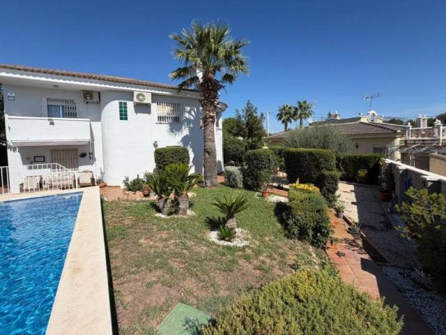 Casa en venta en la Pobla de Vallbona, València / Valencia