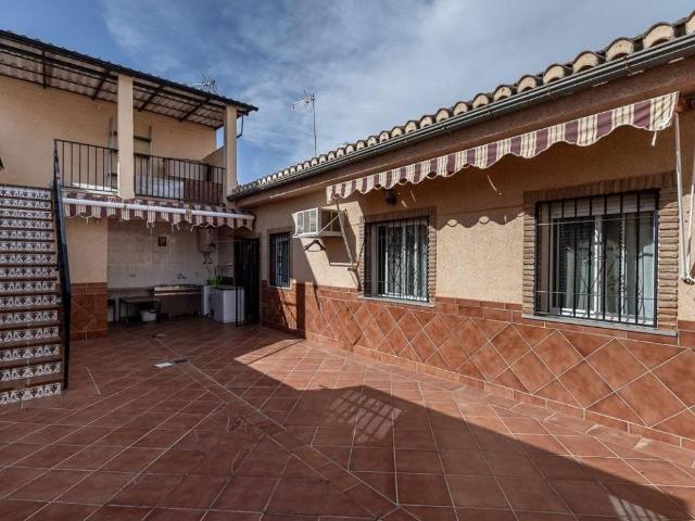 Casa en venta en La Zubia