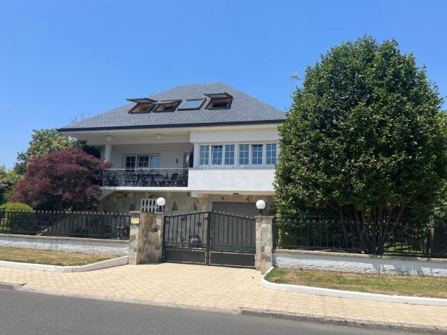 Casa en venta en Oleiros, A Coruña