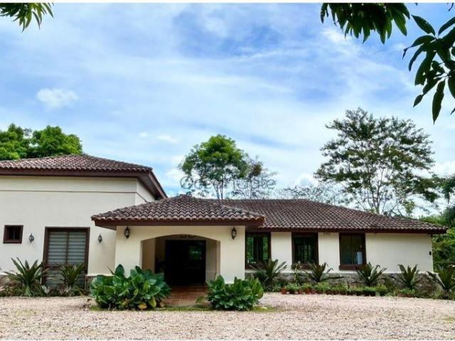 Casa en Venta en Penonomé Coclé 283 m2. 4 hab