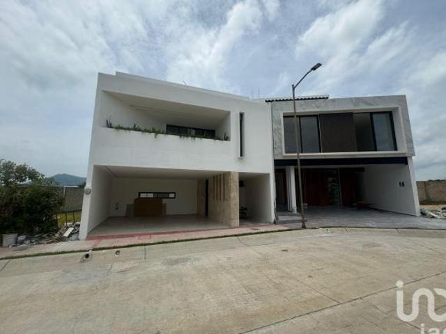 CASA EN VENTA EN RESIDENCIAL PUERTA DE HIERRO