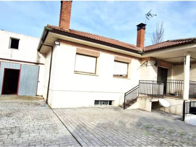 Casa en venta en Sanchonuño