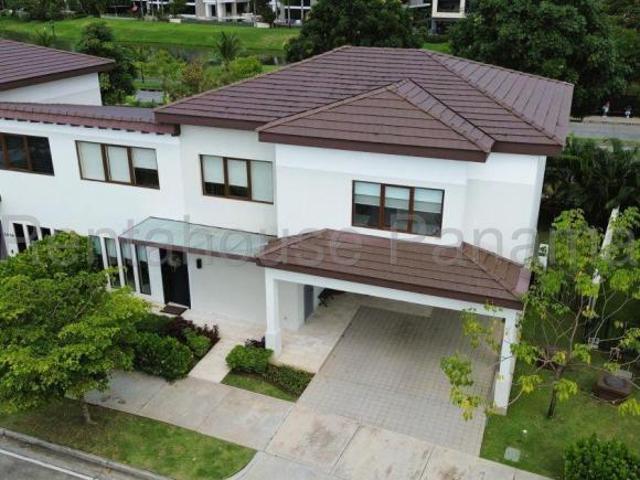 Casa en Venta en Santa Maria. 26 4770