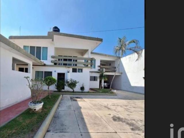 Casa en venta Equipada en Madera Fina Zona Chapultepec