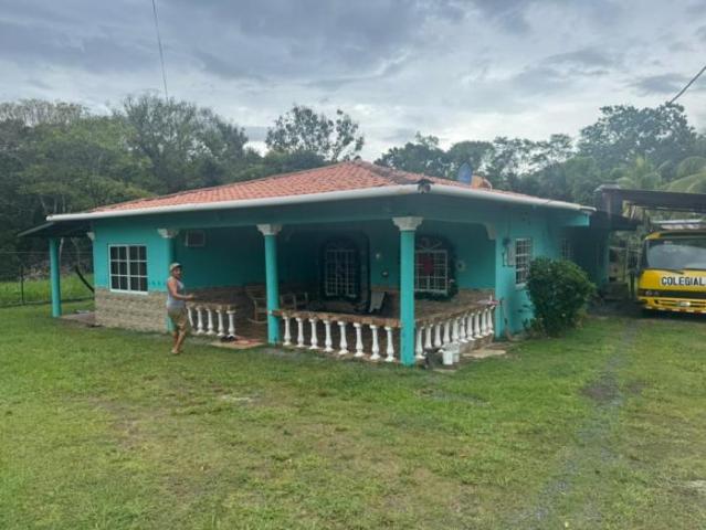 Casa en venta frente a la vía principal en playa santa catalina, veraguas