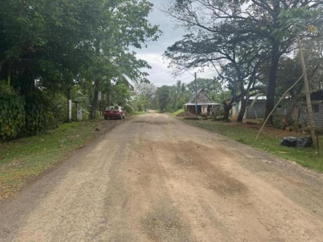 Casa en venta frente a la vía principal en playa santa catalina, veraguas