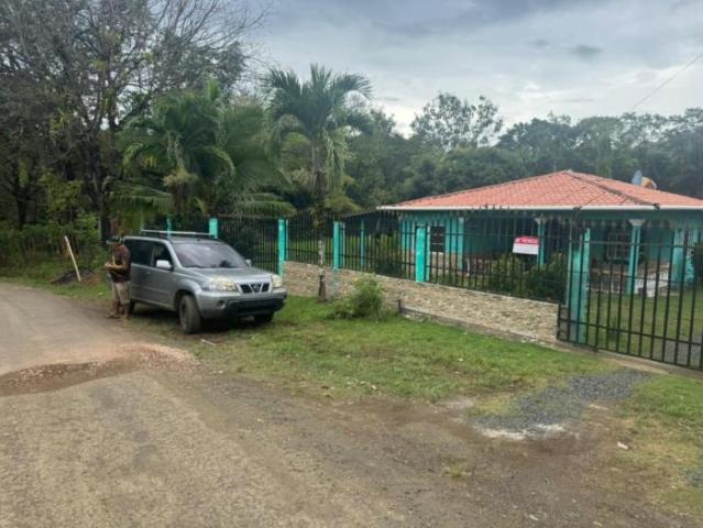 Casa en venta frente a la vía principal en playa santa catalina, veraguas