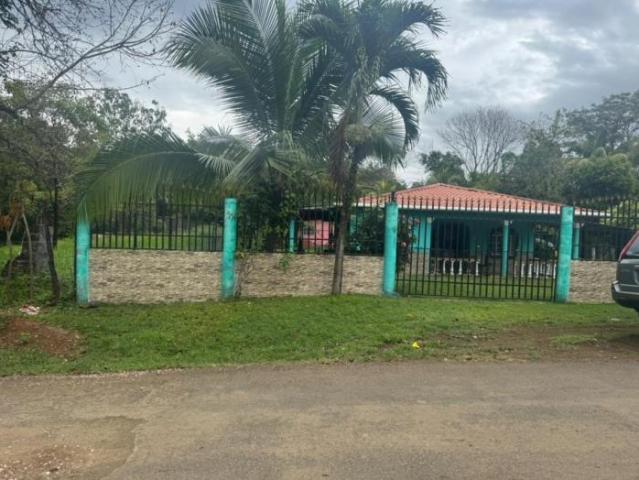 Casa en venta frente a la vía principal en playa santa catalina, veraguas