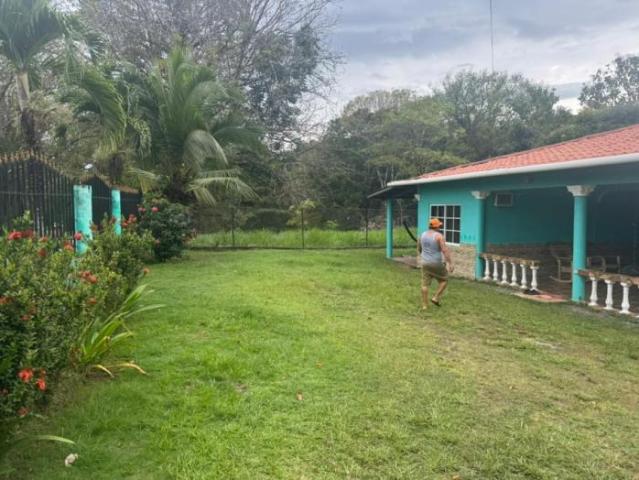 Casa en venta frente a la vía principal en playa santa catalina, veraguas