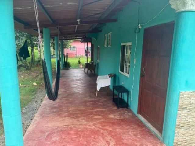 Casa en venta frente a la vía principal en playa santa catalina, veraguas