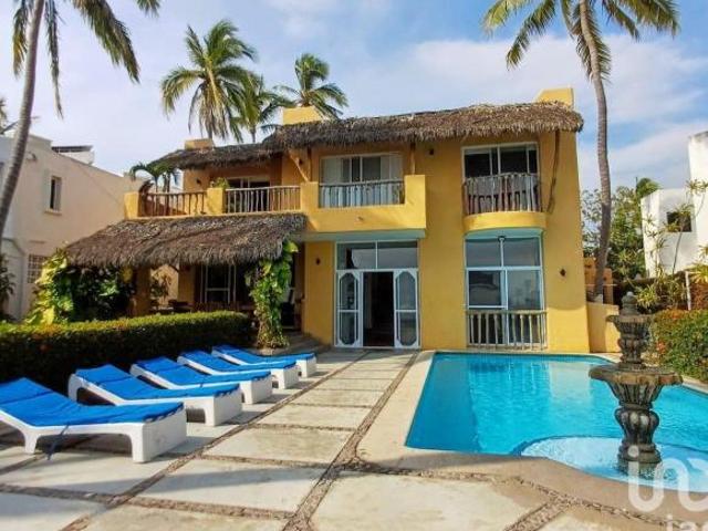 Casa en Venta frente al mar en Club Santiago, Manzanillo, Colima