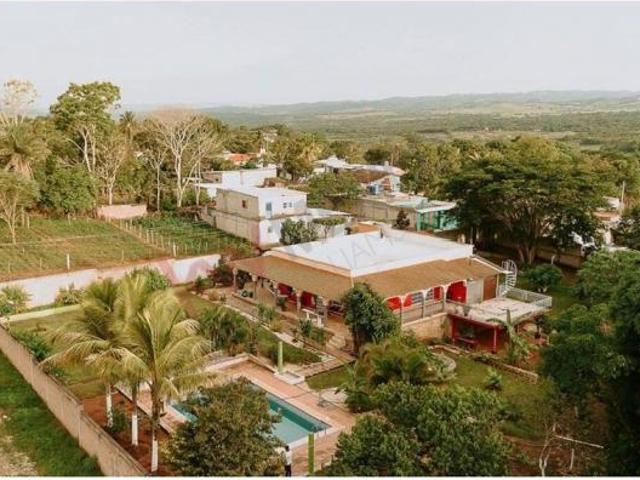 Casa estilo campestre en venta con jardín, alberca y 2,783.60 m² de terreno