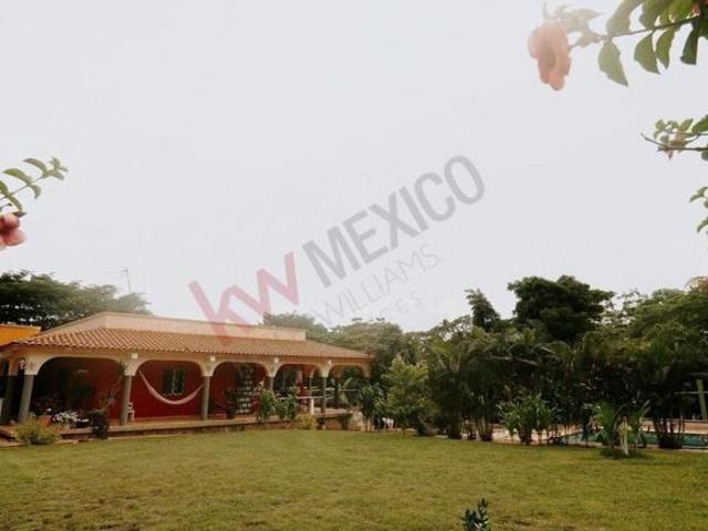 Casa estilo campestre en venta con jardín, alberca y 2,783.60 m² de terreno