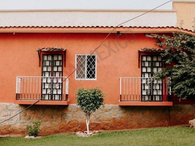 Casa estilo campestre en venta con jardín, alberca y 2,783.60 m² de terreno