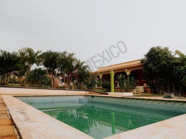Casa estilo campestre en venta con jardín, alberca y 2,783.60 m² de terreno