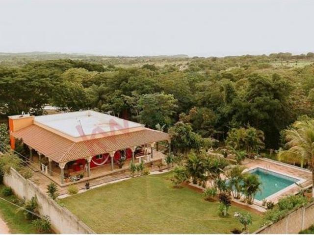 Casa estilo campestre en venta con jardín, alberca y 2,783.60 m² de terreno