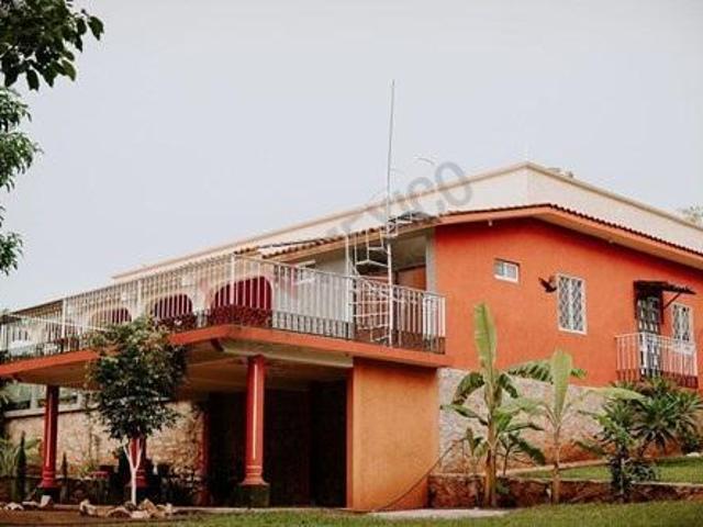 Casa estilo campestre en venta con jardín, alberca y 2,783.60 m² de terreno