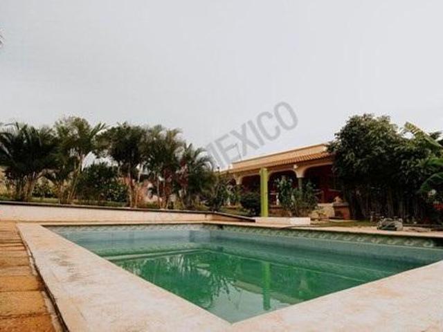 Casa estilo campestre en venta con jardín, alberca y 2,783.60 m² de terreno