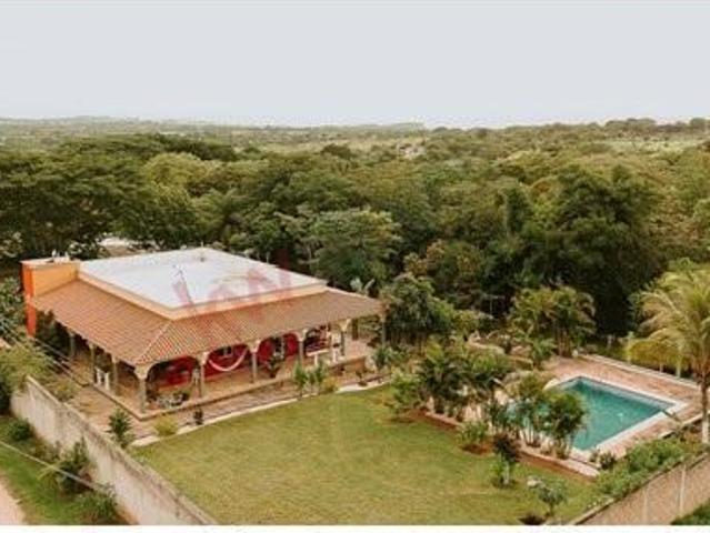 Casa estilo campestre en venta con jardín, alberca y 2,783.60 m² de terreno