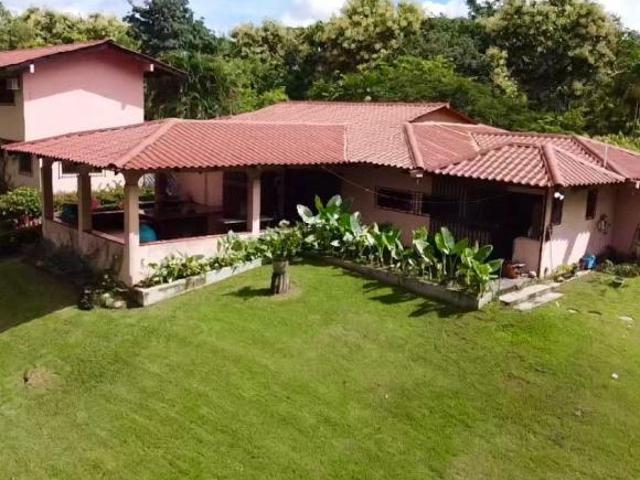 CASA FAMILIAR CON LAGO