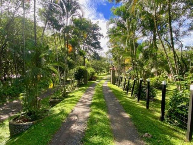 CASA FAMILIAR CON LAGO