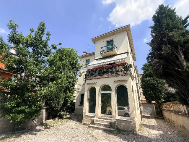 Villa Indipendente in affitto a Siena, Villafranca di Verona