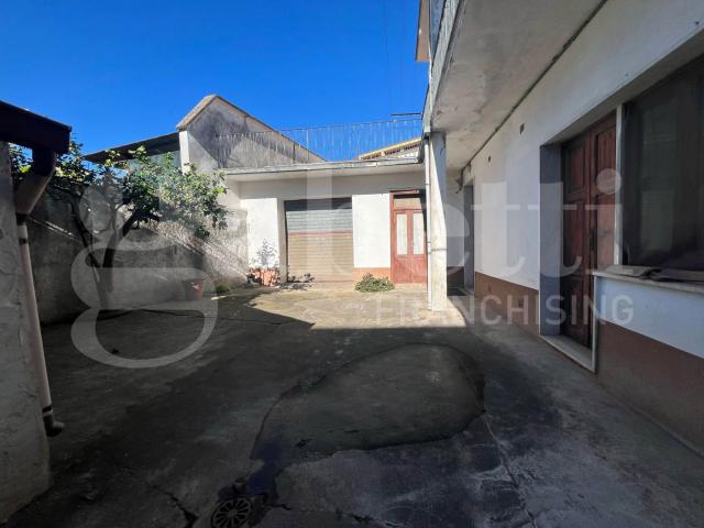 Villa Indipendente in vendita a Calvi Risorta, Campania