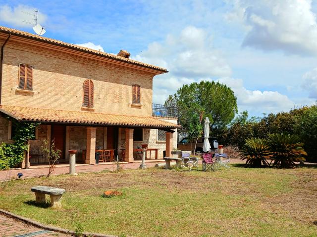 Villa Indipendente in vendita a Unione dei Comuni della Val Vibrata, Ancarano