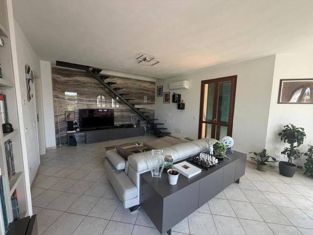 Villa Indipendente in vendita a Dogana, Luni