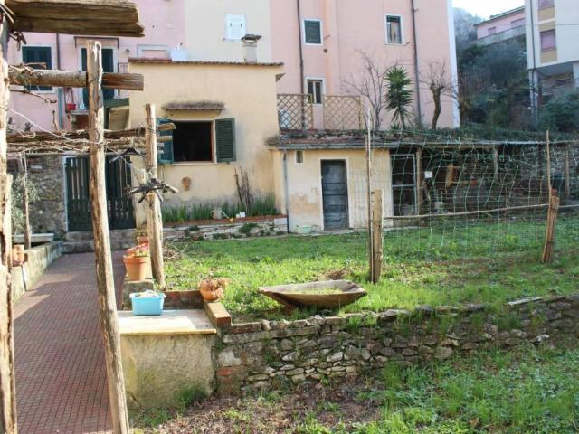 Villa Indipendente in vendita a Fabbrica, Carrara