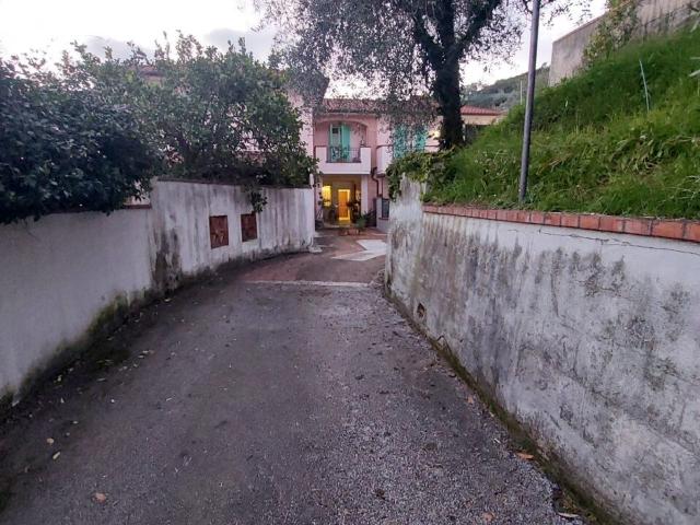 Villa Indipendente in vendita a Carrara, Toscana