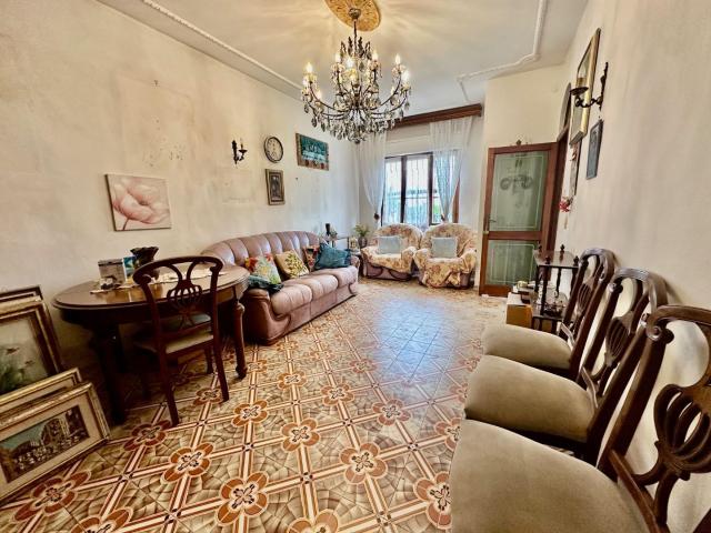 Villa Indipendente in vendita a Dogana, Luni