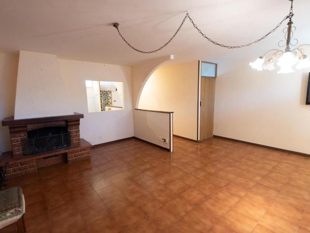 Villa Indipendente in vendita a Dogana, Luni