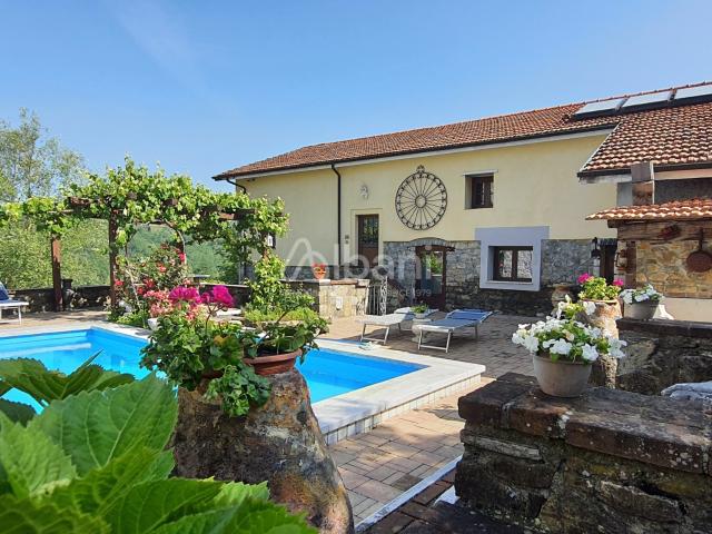 Villa Indipendente in vendita a Varese Ligure, Liguria
