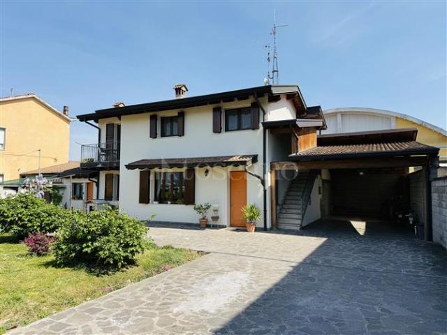 Villa Indipendente in vendita a Gussago, Lombardia