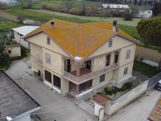 Villa Indipendente in vendita a Collecorvino, Abruzzo