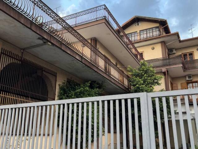 Villa Indipendente in affitto a Belpasso, Catania