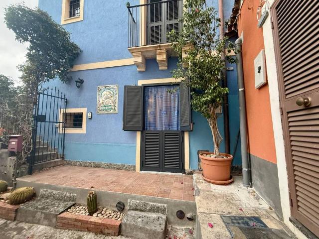 Villa Indipendente in affitto a Antico Corso, Catania