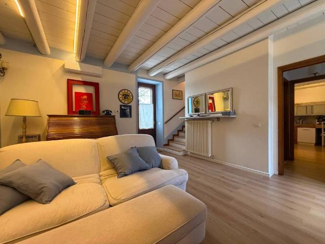 Villa Indipendente in affitto a Lazzago, Como
