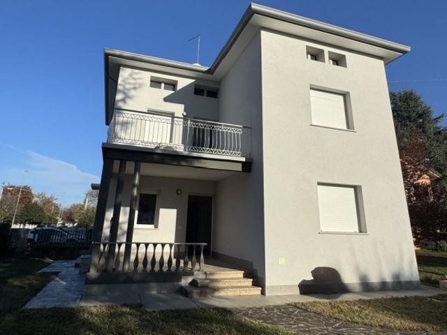 Villa Indipendente in affitto a Romans, Cordenons