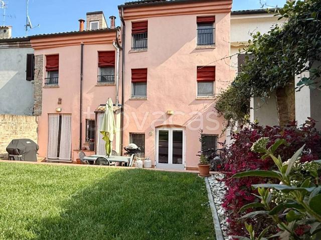 Villa Indipendente in affitto a Centro cittadino, Ferrara