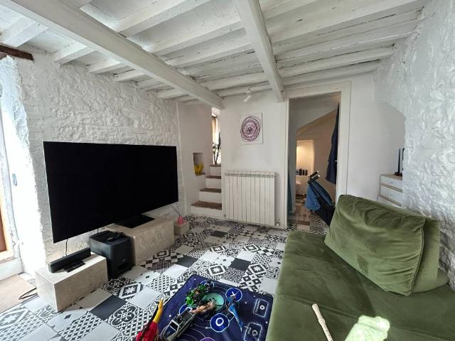 Villa Indipendente in affitto a Corvia, Foligno
