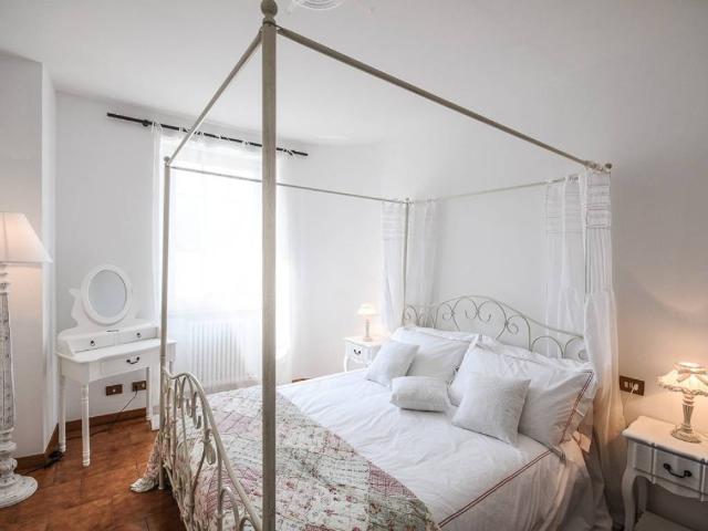 Villa Indipendente in affitto a Laino, Como