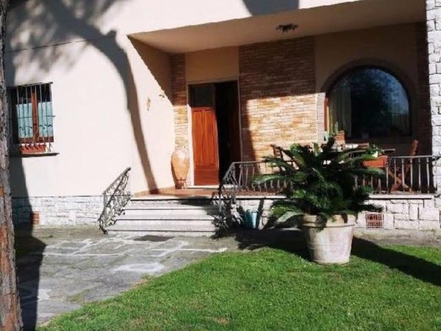 Villa Indipendente in affitto a San Carlo, Marina Di Massa